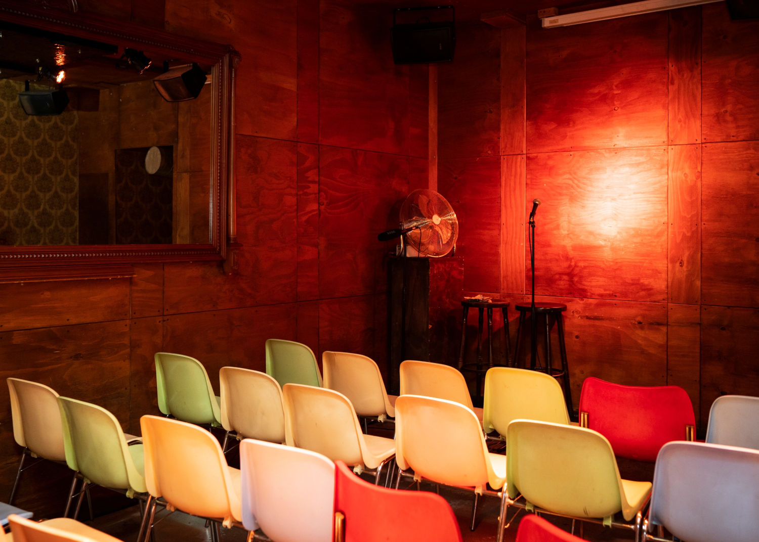 Für Stand-up braucht es nicht mehr als Raum und Mikro, hier: 'Stereo Comedy' in Berlin
